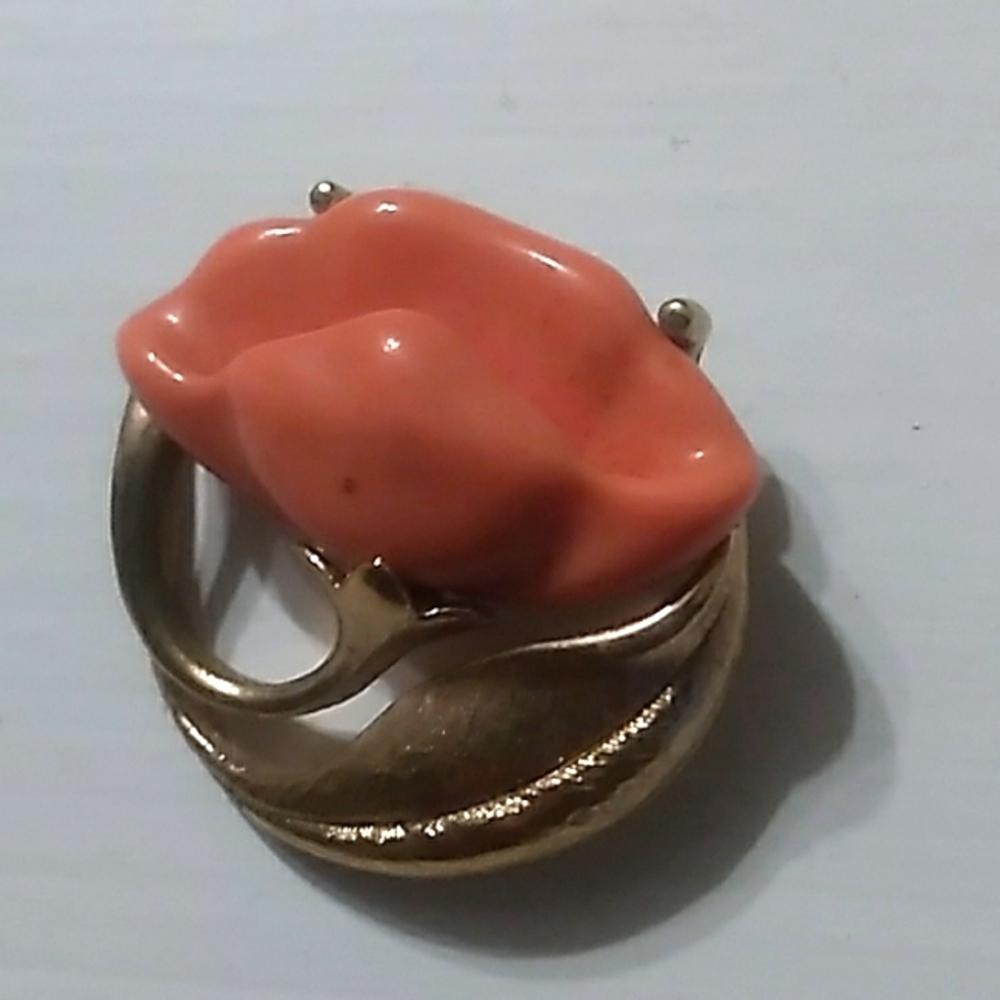 A VINTAGE AVON GOLD TONE FSUX CORAL POPPY FLOWER BROOCH SB.33